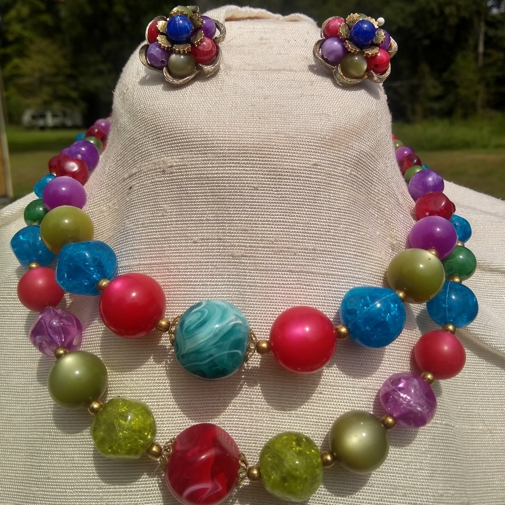 Vintage 50s/60s beaded necklace set with clip on e